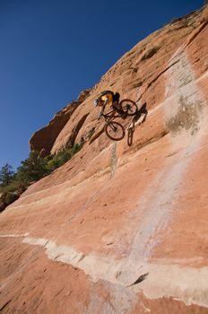 Zjazd ze skały na rowerze górskim